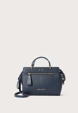 Sac à main bleu marine en cuir synthétique texturé, avec des poignées doubles, une bandoulière amovible et une poche zippée à l'avant. Détails dorés présents.