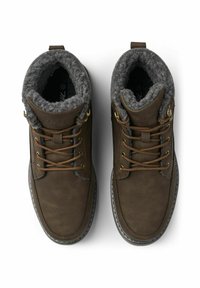 Botas de tobillo de cuero marrón con forro de felpa gris, parte delantera con cordones, ojales dorados y suela resistente. Textura suave con acentos en contraste.