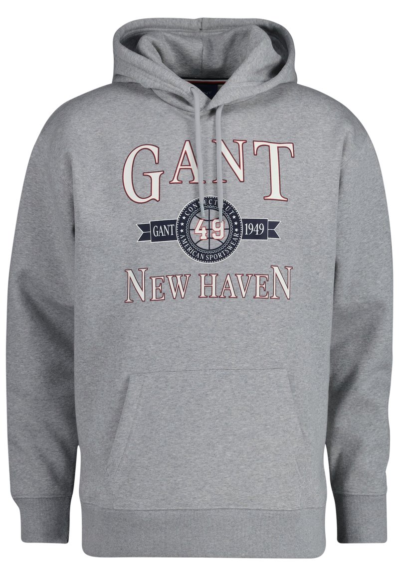Felpa grigia con tasca frontale, con un grande logo che recita "GANT" e "NEW HAVEN" in colori contrastanti. Materiale misto cotone, stile pullover.