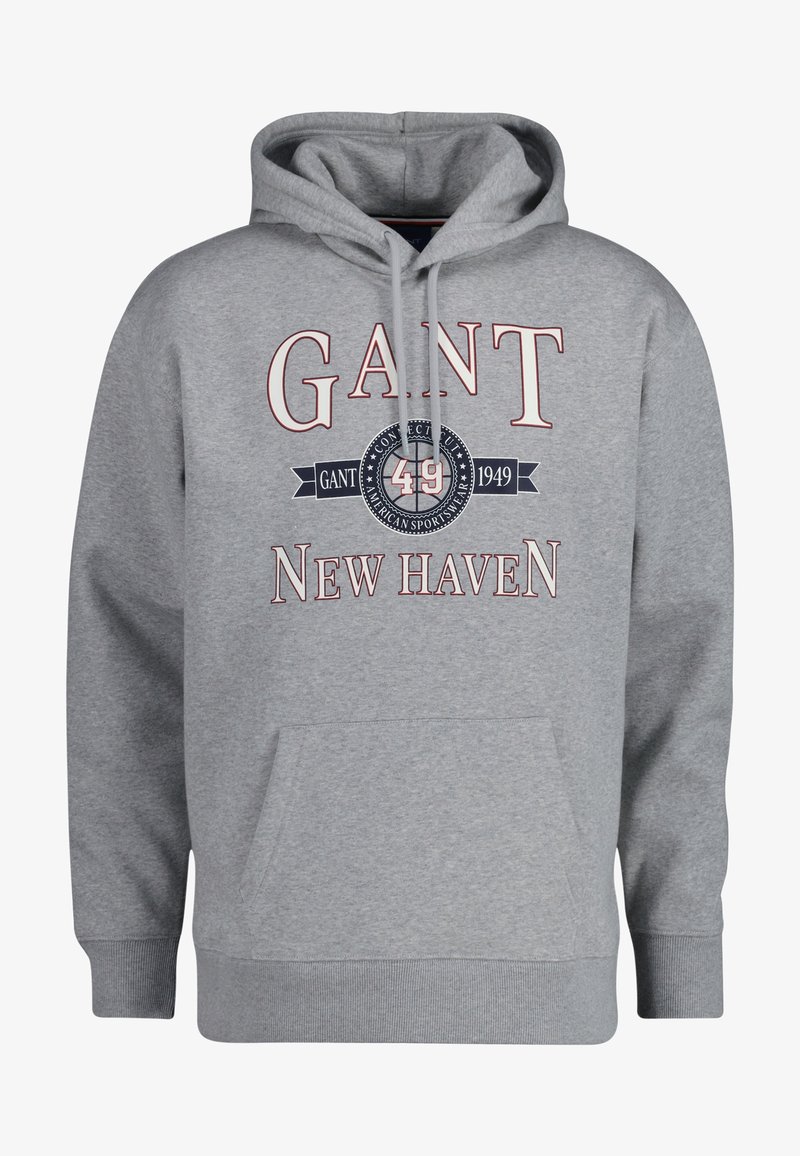 Felpa grigia con tasca frontale, con un grande logo che recita "GANT" e "NEW HAVEN" in colori contrastanti. Materiale misto cotone, stile pullover.
