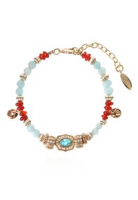 Bracelet en perles présentant des pierres turquoise, corail rouge et bleues claires, rehaussé de quincaillerie dorée et d'éléments décoratifs.