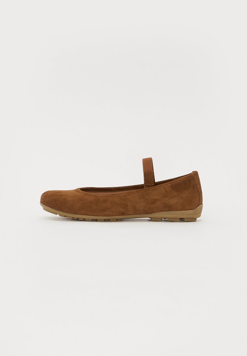 Balerini din suede maro cu vârful rotunjit și o curea mică. Talpă din cauciuc cu o textură aderentă. Design simplu și material moale.