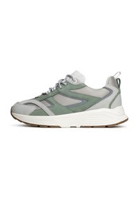 Grüner und grauer Sport sneaker aus Netz- und Wildledermaterialien, mit gepolstertem weißen Sohlen und subtilen Designelementen an den Seiten und der Ferse.