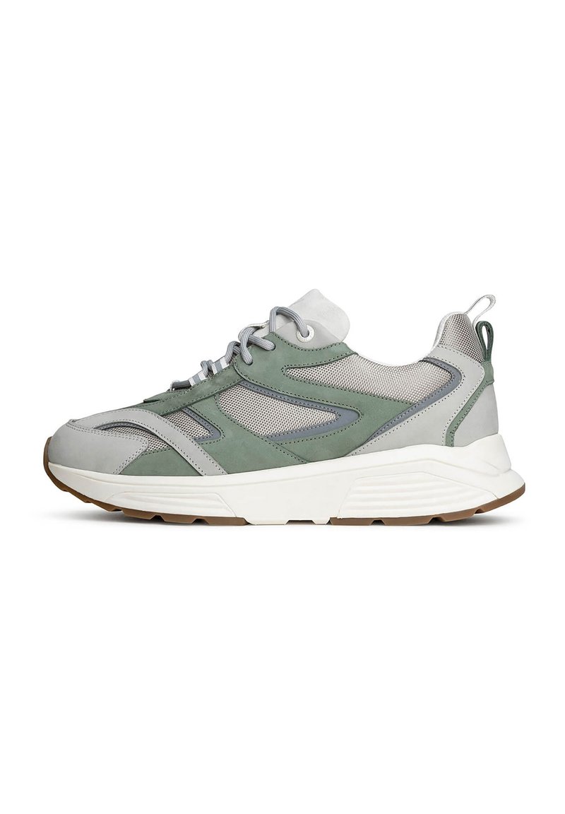 Grüner und grauer Sport sneaker aus Netz- und Wildledermaterialien, mit gepolstertem weißen Sohlen und subtilen Designelementen an den Seiten und der Ferse.