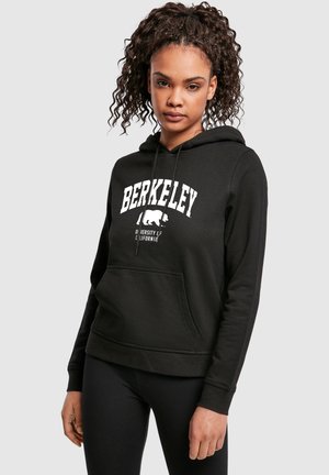 Schwarzer Hoodie mit Kängurutasche, verstellbarem Kordelzug und weißem Aufdruck "BERKELEY" mit einem Bären-Graphic. Weicher Stoff, lässige Passform.