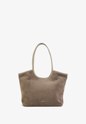 Suède totebag in taupe met gladde, brede hengsels. Heeft een minimalistisch ontwerp en een subtiel gouden logodetail onderaan.
