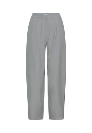 Gaiši pelēkas bikses ar augstu jostasvietu, krokotu priekšpusi, platiem taisniem kāju galiem un gludu auduma struktūru. Nav redzamu kabatu vai rotājumu.