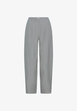 Gaiši pelēkas bikses ar augstu jostasvietu, krokotu priekšpusi, platiem taisniem kāju galiem un gludu auduma struktūru. Nav redzamu kabatu vai rotājumu.