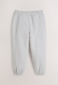 Pantaloni sportivi grigi realizzati in tessuto morbido, con vita elastica e polsini elastici alle caviglie. Texture liscia senza motivi.