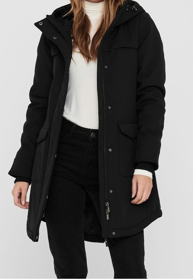 Svart vinterparka med huva, dragkedja fram och knappstängning. Har två framsidor fickor och en längre skärning, designad för värme och komfort.