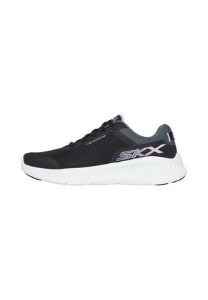 Schwarze Sportschuhe mit atmungsaktivem Mesh-Obermaterial, grauen Akzenten und einer weißen, gepolsterten Sohle. Seitlich ist das SKX-Logo zu sehen.