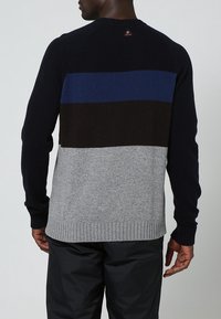 Pull pour homme avec col rond, design à blocs de couleurs horizontaux en marine, marron foncé, bleu et gris. Texture en maille avec ourlet côtelé.