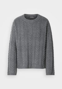 Pull en maille torsadée gris avec des manches longues et un col rond. Présente un motif texturé et un ourlet côtelé, fabriqué dans un matériau doux et chaud.