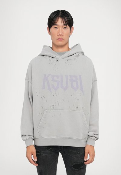 Szary sweatshirt z logo KSUBI w odcieniu purpurowym. Posiada przetarte detale oraz przednią kieszeń. Wykonany z bawełnianego materiału o miękkiej teksturze.