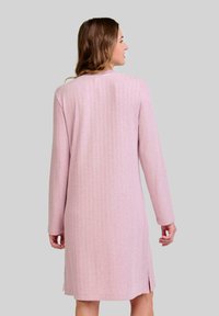 Vestido de manga larga, de tejido de canalé en un suave color rosa, con corte recto, aberturas laterales y un diseño de escote sencillo.