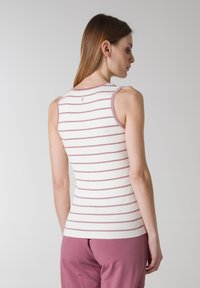 Hvid ribbede tanktop med tynde lyserøde striber, med rund halsudskæring og tætsiddende pasform, vist fra ryggen med en tekstureret overflade.