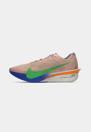 Helle rosa Nike-Laufschuhe mit grünem Swoosh, blauer Vordersohle, orange-weißer Zwischensohle und dem Text "Kein Mensch ist limitiert" an der Seite.