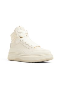 Sneaker alte in pelle bianco sporco con finitura testurizzata, lacci piatti intrecciati e suola in gomma spessa. Presentano un colletto e una linguetta imbottiti.