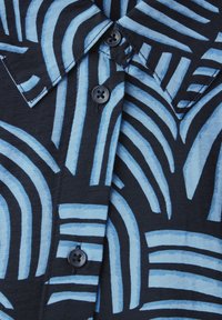 Chemise à manches courtes en tissu noir avec motif abstrait à rayures bleues, col pointu et détails de boutons noirs.