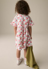 Next SHORT SLEEVE   - Haljina od žerseja - pink blue cherry gingham
