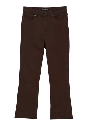Jeans dritti marroni realizzati in cotone con una texture liscia. Presentano una chiusura a bottone, passanti per cintura e due tasche frontali.