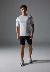 Pier One Sport CYCLING BIB SHORTS WITH PADDING & BACK ZIP POCKET - Kolesarske kratke hlače z naramnicami - black
