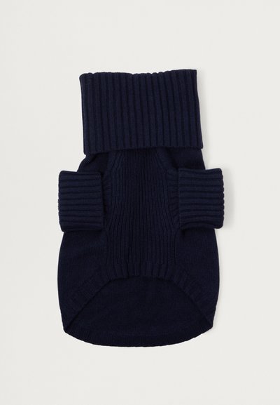 Suéter de punto para mascotas en azul marino con cuello alto acanalado, cuerpo texturizado y mangas cortas. Presenta un dobladillo curvado y dos parches decorativos.
