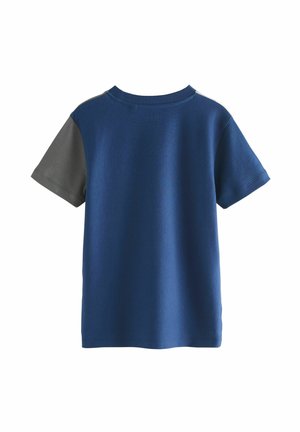 T-shirt à manches courtes bleu avec des empiècements gris sur les épaules. Tissu lisse, col rond, coupe décontractée et ourlet droit. Pas de motifs ni d'accents visibles.
