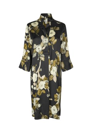 Satiiniy kukkakimono tummalla taustalla, jossa on valkoisia ja oliivinvärisiä kukkia, kaulus sekä kolme neljäsosaa hihasta, jotka hieman levenevät.