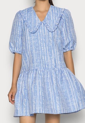 Robe bleu clair avec un col à volants, des manches bouffantes et un motif rayé texturé. Silhouette en A avec un ourlet en couches.