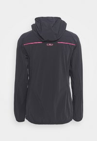 Chaqueta negra con capucha, rayas horizontales rosas y logo CMP en la parte superior de la espalda, puños elásticos y dobladillo ligeramente fruncido.