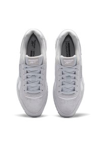 Baskets gris clair en suède et mesh, dotées d'un bout rond, de lacets plats, de détails perforés et d'un logo accent blanc sur le côté.