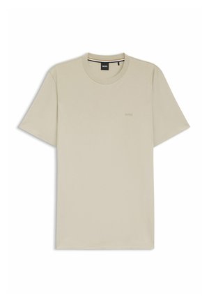 Beiges T-Shirt mit kurzen Ärmeln und Rundhalsausschnitt, mit kleinem, geprägt "BOSS"-Logo auf der linken Brust, schlichtes Design, flach auf weißem Hintergrund liegend.