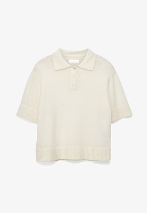 Polo de punto color crema con mangas cortas, tapeta de tres botones, puños y dobladillo acanalados, presentado sobre un fondo blanco.