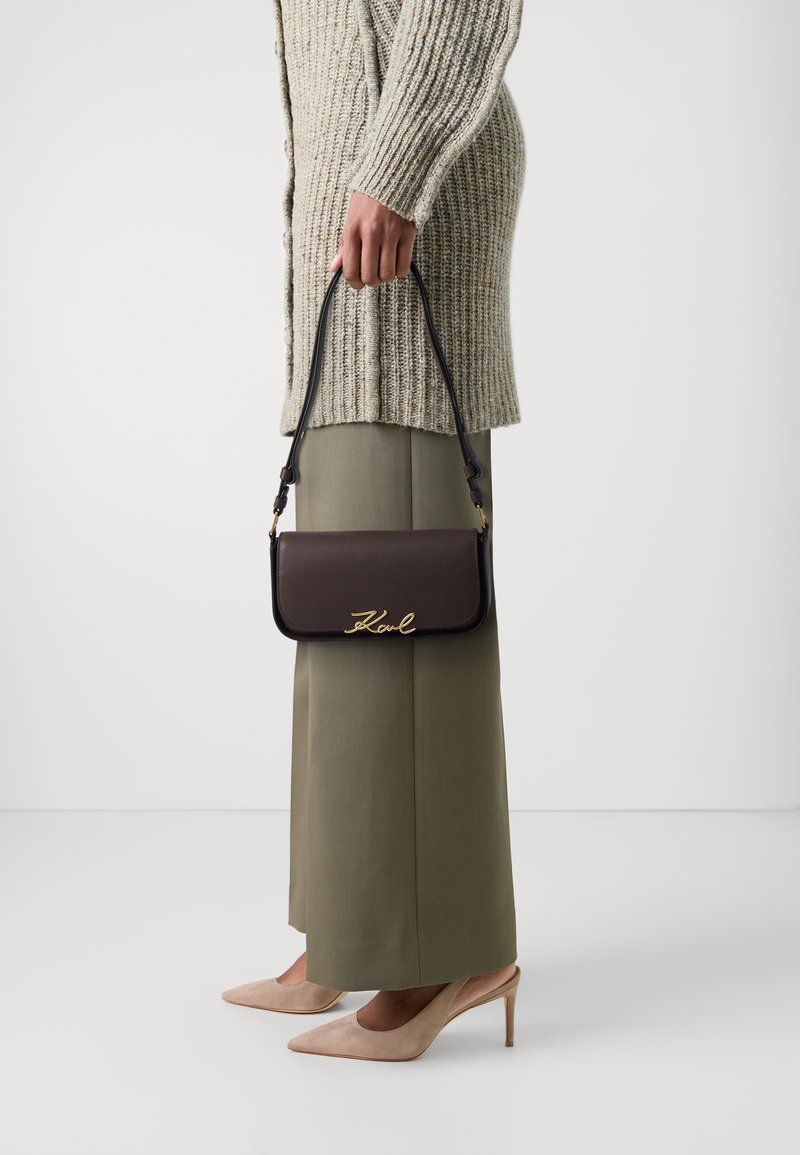 KARL LAGERFELD SIGNATURE - Sac à main - dark chocolate