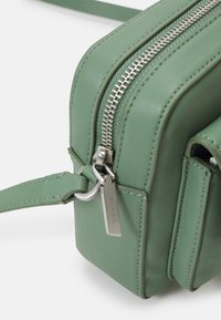Calvin Klein RE LOCK CAMERA BAG - Borsa a tracolla - sea spray