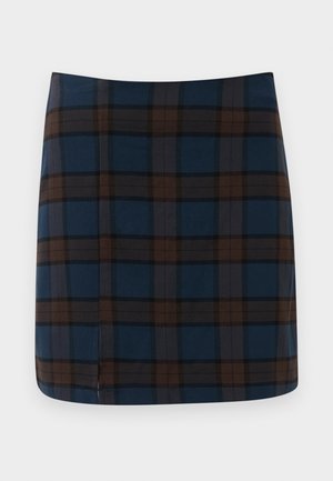 Jupe mini en tartan bleu marine avec des lignes marron et grises, fabriquée dans un tissu lisse, avec une fente discrète au dos pour plus de liberté de mouvement.