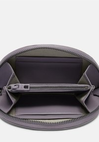 Lila Lederbörse mit Innenfächern, einem Reißverschlussfach, Kartenfächern und einer glatten Textur. Mit Stichdetails rund um den Reißverschluss.