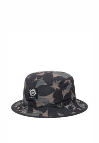 Čierny a sivý maskáčový klobúk typu bucket vyrobený z látky, s okrúhlou korunou a širokou briminou, s nášivkou loga na prednej strane.