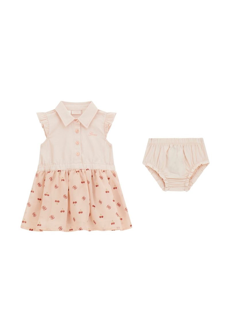 Abito rosa chiaro con maniche voluminose, colletto, chiusura a bottoni e motivo a ciliegie sulla gonna. Include anche dei pantaloni coordinati rosa chiaro.