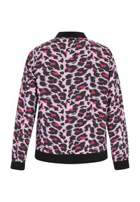 Giacca bomber con maniche lunghe caratterizzata da una stampa leopardata nera, rosa e bianca. Collo e polsini a coste neri, con una texture di tessuto morbida e liscia.