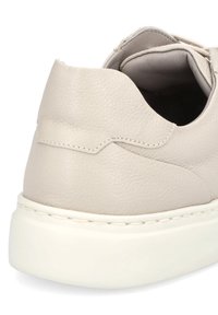 Beżowe skórzane tenisówki o gładkiej fakturze, niskim profilu, przeszyciach oraz białej gumowej podeszwie. Minimalistyczny design bez widocznych logo.