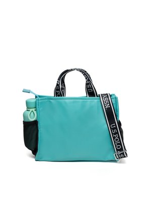 Una borsa a mano di medie dimensioni di colore turchese con una texture liscia, tasca laterale in rete nera e cinturino nero con testo del marchio bianco.