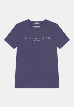 T-shirt bleu marine manches courtes avec le texte "Tommy Hilfiger EST. 1985" et un logo à l'avant, ainsi qu'un petit logo sur la manche gauche.