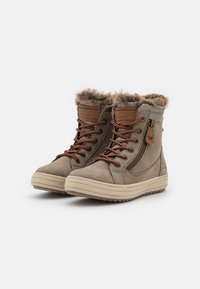 Bottines en suède marron avec doublure en fausse fourrure, lacets marron, détail de fermeture éclair et semelles en caoutchouc beige. Présente des accents en cuir avec logo.