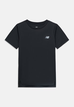 Μαύρο αθλητικό μπλουζάκι με κοντό μανίκι και στρογγυλή λαιμόκοψη, με μικρό λευκό λογότυπο New Balance στο αριστερό στήθος, απλό σχέδιο.