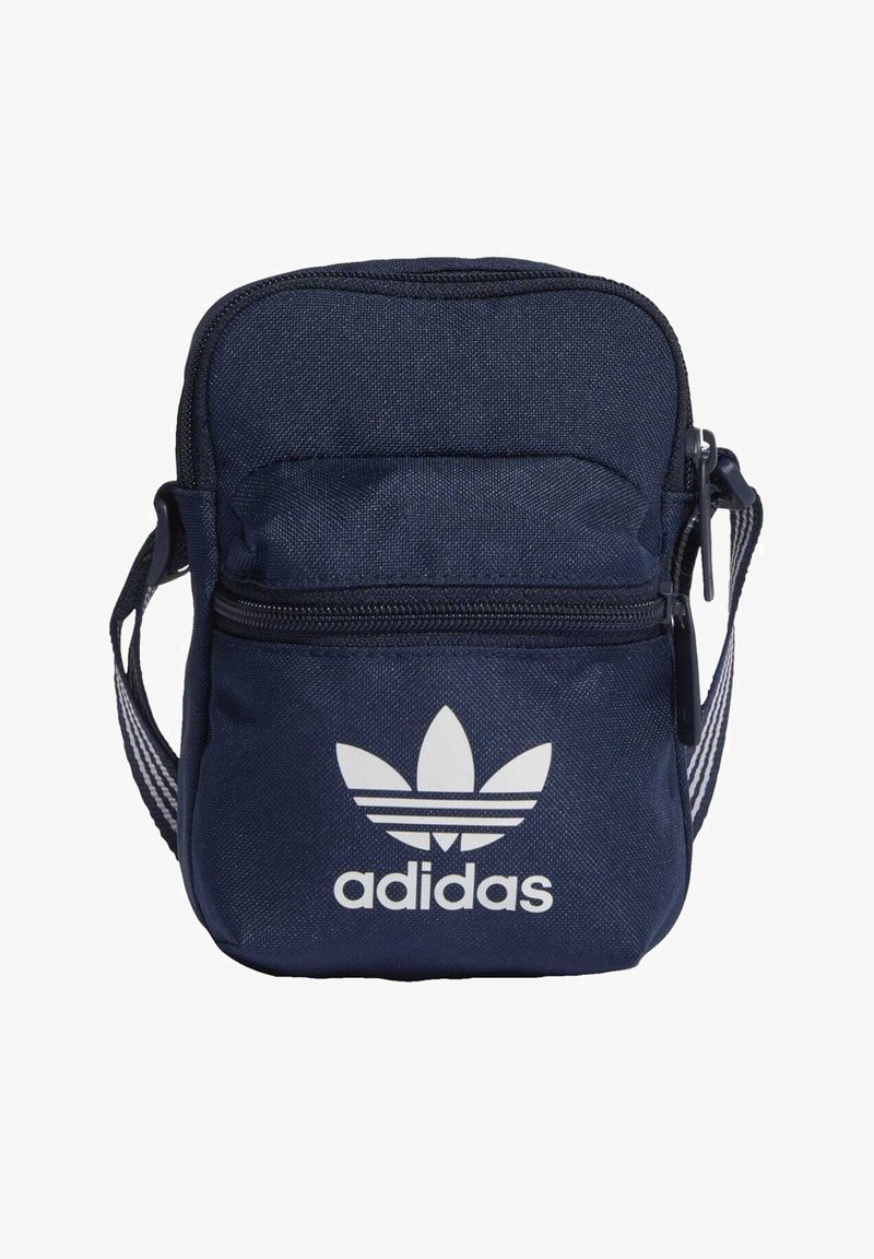 Borsa a spalla Adidas blu navy con tasca anteriore con zip e logo trefoil bianco sulla parte anteriore.