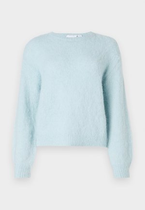 Világoskék, bolyhos, hosszú ujjú pulóver ribbelt mandzsettákkal és aljjal, kerek nyakkivágással, egy sima fehér háttér előtt.