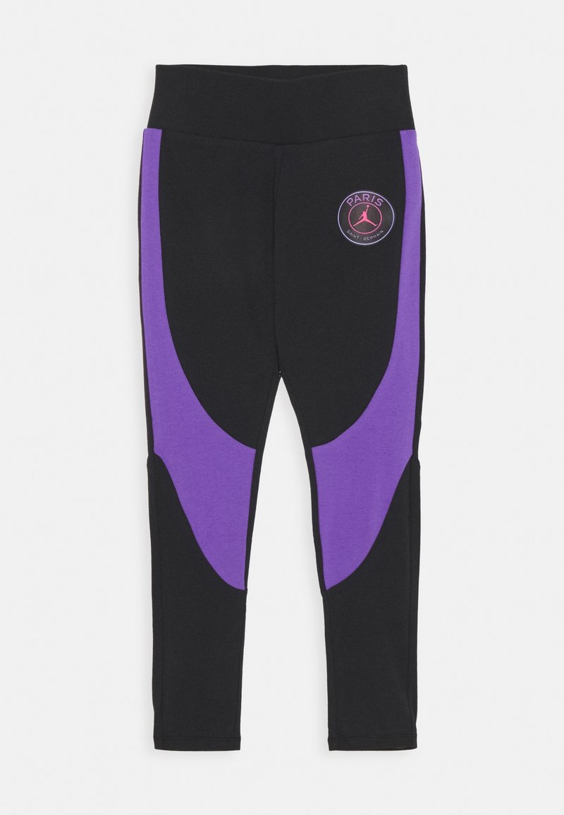 Schwarze Leggings mit lila Seitenstreifen, einem hohen Bund und einem runden Logo mit "PARIS" und einer Basketballgrafik.