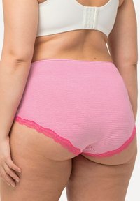 Culottes taille haute à rayures roses et blanches avec une garniture en dentelle au niveau des jambes. Le tissu semble doux et extensible, conçu pour le confort et la couverture.